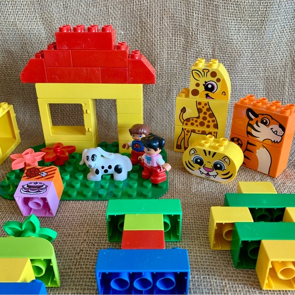 LEGO DUPLO Assortment of Bricks & Figures for Beginner Builder in Storage Bin - Picture 4 of 8